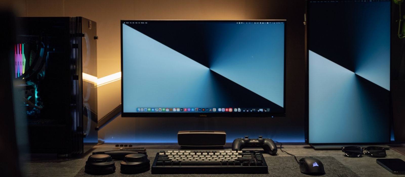 Portable monitor website background: dual-monitor desk setup